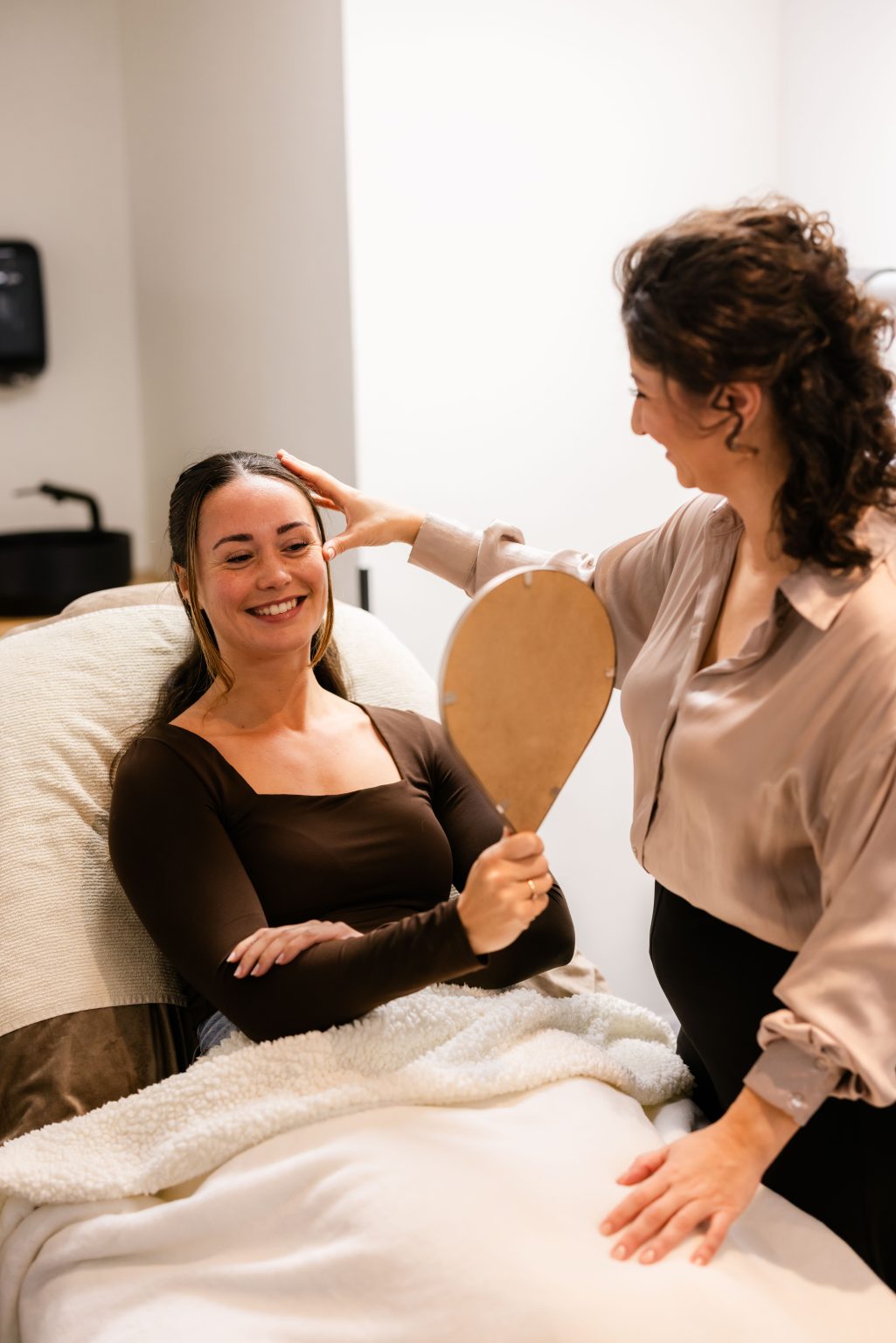 Solmaz Zarza in gesprek met een cliënt in haar salon