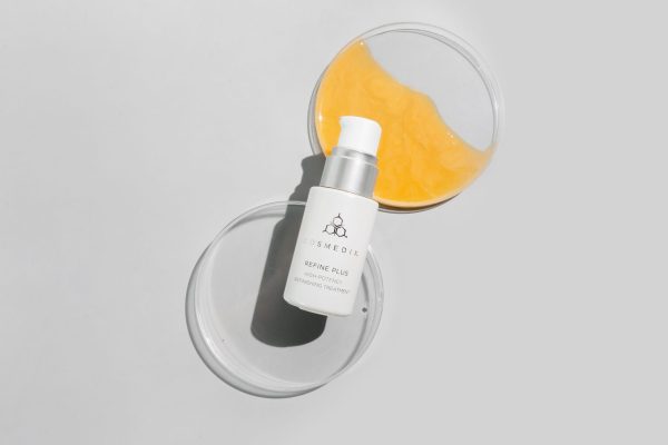 Refine Plus - Flatlay - on top petri and swatches-grey